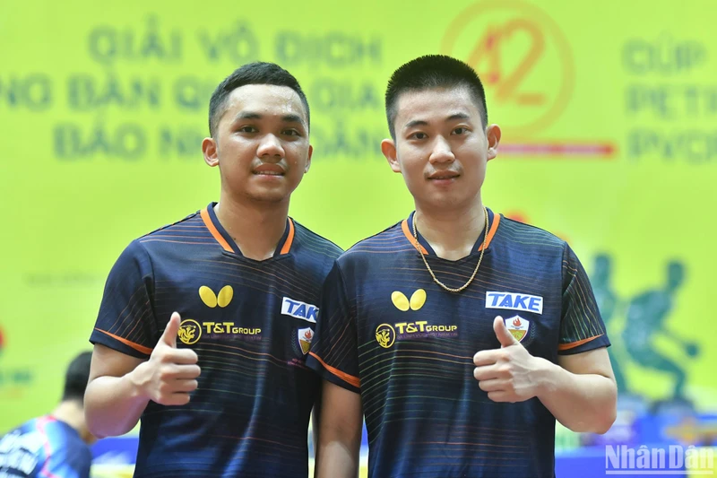 Đinh Anh Hoàng (trái) cùng người đồng đội Lê Đình Đức từng nhiều lần giành chức vô địch nội dung đôi nam của giải đấu. 