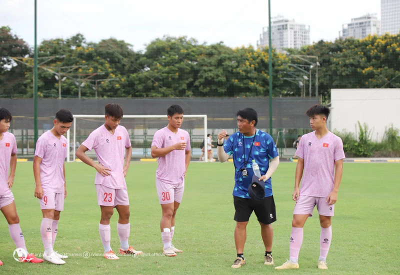 Huấn luyện viên Trần Minh Chiến hướng dẫn các học trò trong buổi tập. (Ảnh: VFF)
