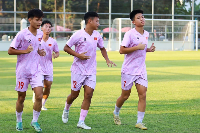 Các cầu thủ U16 Việt Nam trở lại sân tập với tinh thần tốt hơn. (Ảnh: VFF)