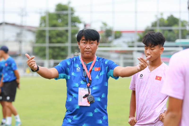 Huấn luyện viên Trần Minh Chiến hài lòng về kết quả thi đấu của các học trò. (Ảnh: VFF)