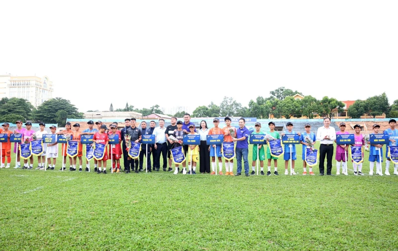 16 đội bóng thiếu niên tham dự giải đấu. 