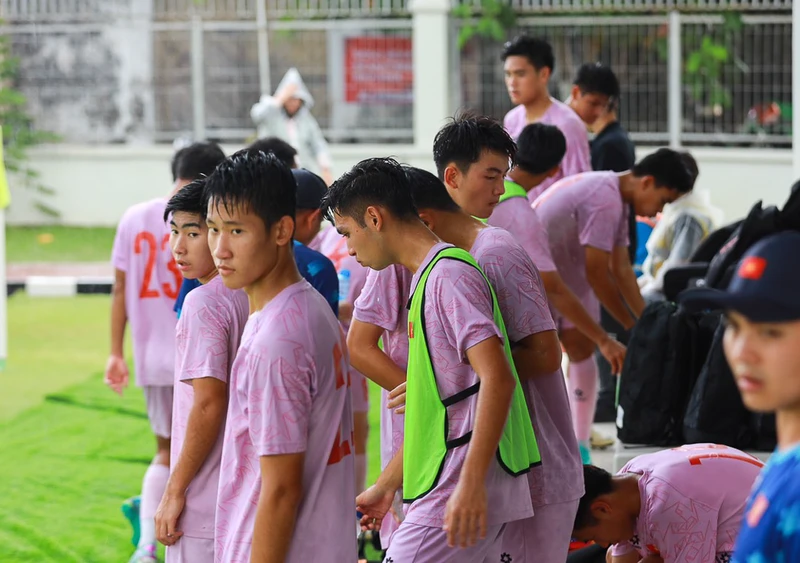 Các cầu thủ U16 Việt Nam hướng tới chiến thắng trước U16 Indonesia. (Ảnh: VFF)