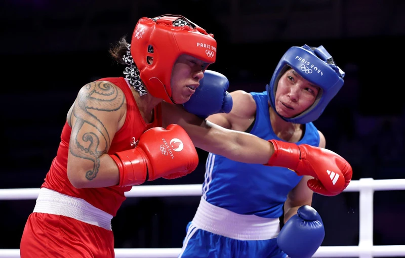 Hà Thị Linh (áo xanh) giành chiến thắng đầy thuyết phục trước võ sĩ người Tonga. (Ảnh: Olympic Paris)