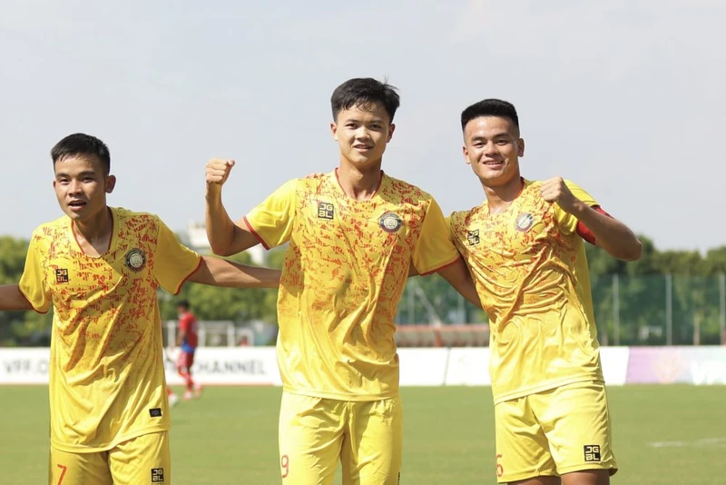 Các cầu thủ U21 Đông Á Thanh Hóa giành chiến thắng đậm 10-1 trước U21 Đồng Tháp. (Ảnh: VFF)