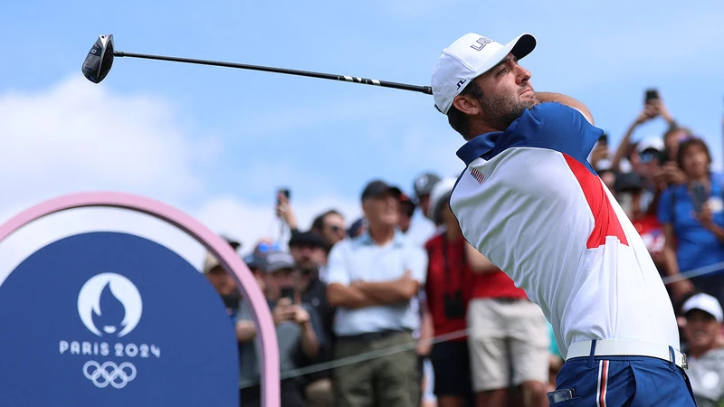 Golfer người Mỹ Scott Scheffler giành huy chương vàng trong tiếng reo hò của người hâm mộ. (Ảnh: Getty)