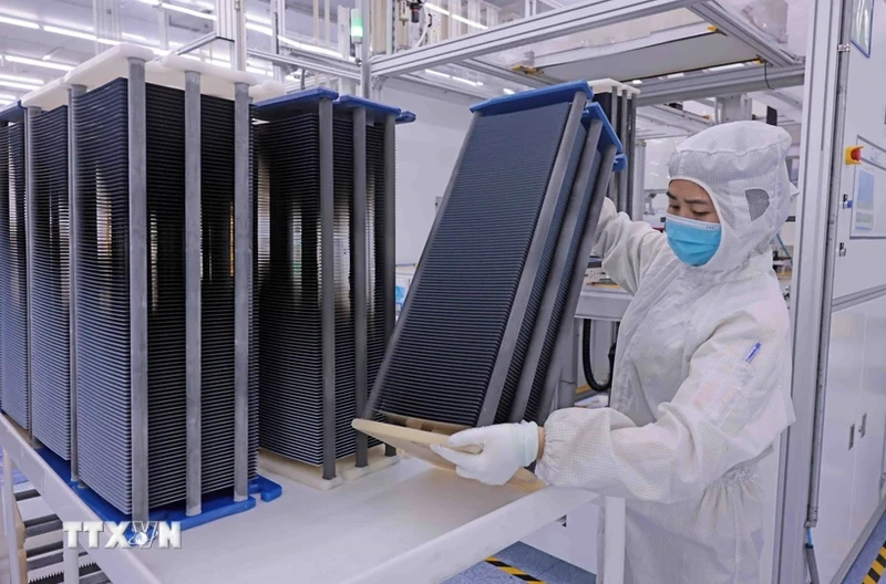 Sản xuất tấm tế bào quang điện tại nhà máy Trina Solar - tập đoàn lớn trong lĩnh vực pin năng lượng mặt trời của Trung Quốc tại tỉnh Thái Nguyên. (Ảnh: Trần Việt/ TTXVN)