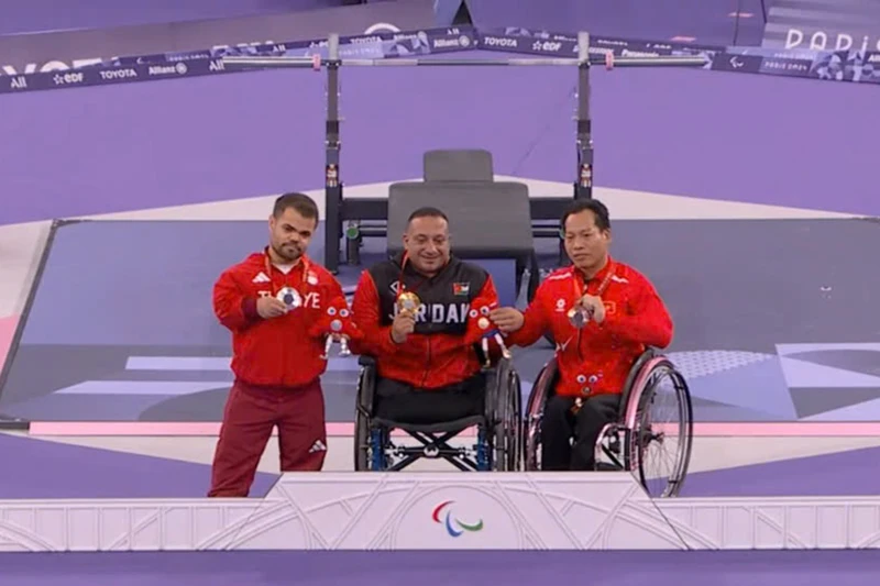 Lực sĩ Lê Văn Công trên bục nhận Huy chương Đồng Paralympic 2024. 