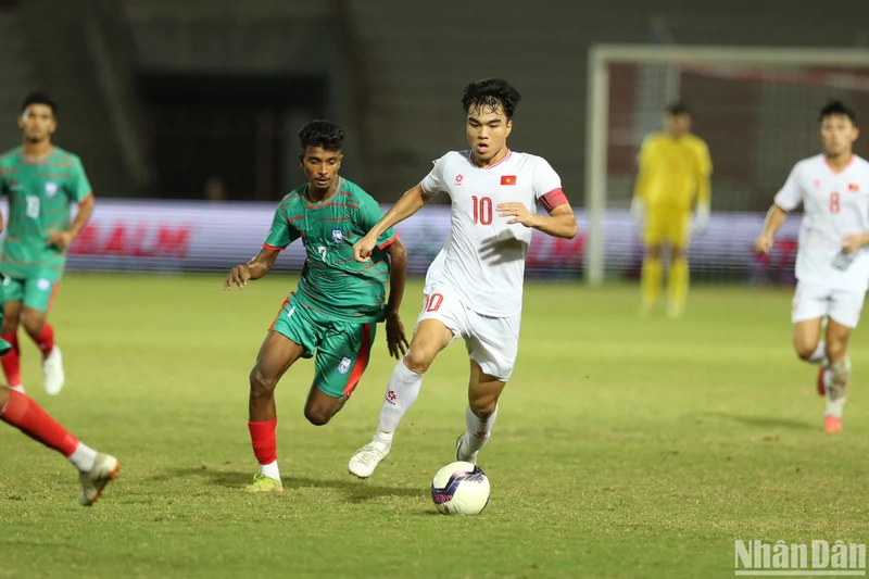 Đội trưởng Công Phương tự tin dắt bóng trước U20 Bangladesh. (Ảnh: SƠN TÙNG)