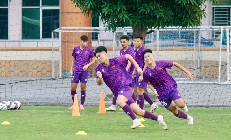 Các cầu thủ U17 Việt Nam hào hứng trên sân tập. (Ảnh: VFF)