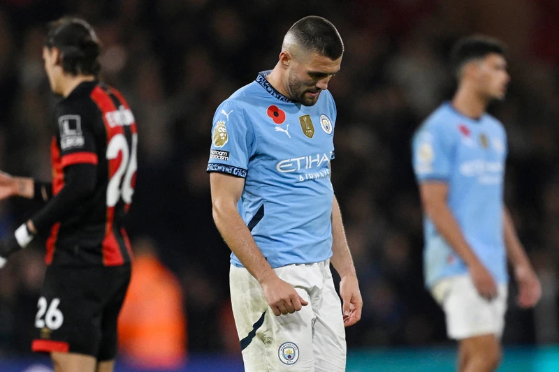 Sự thất vọng của Mateo Kovacic sau trận thua Bournemouth, tối 2/11. (Ảnh: Reuters)