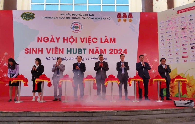 Các đại biểu cắt băng khai mạc Ngày hội việc làm sinh viên HUBT 2024.