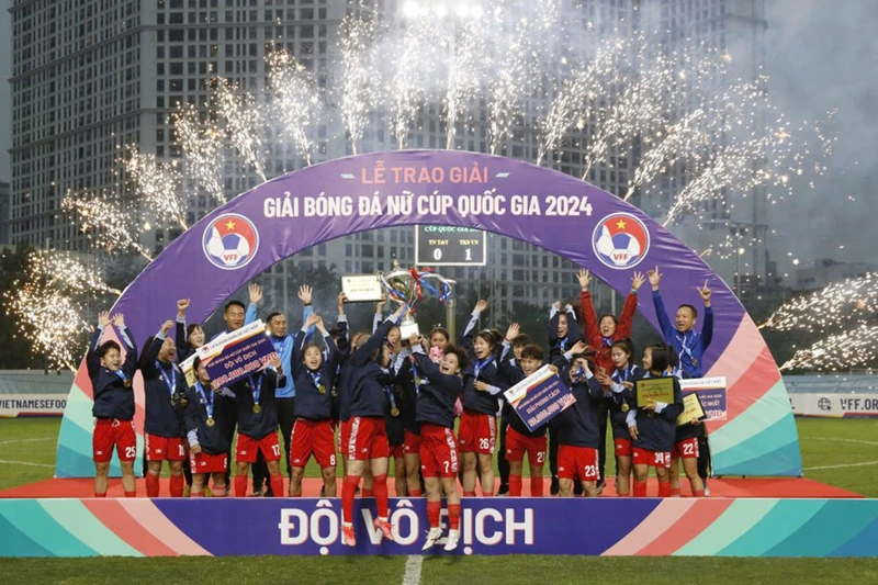 Than Khoáng sản Việt Nam nâng cao cúp vô địch Giải bóng đá nữ Cúp Quốc gia 2024.