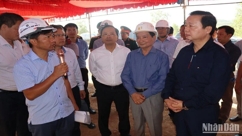 Phó Thủ tướng Trần Hồng Hà kiểm tra việc khai thác vật liệu xây dựng phục vụ xây dựng cao tốc Vân Phong-Nha Trang tại mỏ đất Sỏi Mê. (Ảnh: VĂN KỲ)