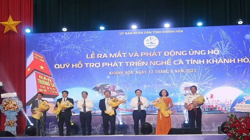 Phó Thủ tướng Trần Hồng Hà tặng hoa Ban quản trị Quỹ hỗ trợ phát triển nghề cá Khánh Hòa. (Ảnh: PHONG NGUYÊN)