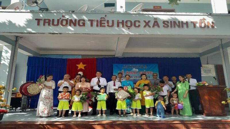Đại diện chính quyền và các lực lượng trên đảo Sinh Tồn tặng quà thầy và trò trường Tiểu học Sinh Tồn. (Ảnh: NGUYỄN NINH)