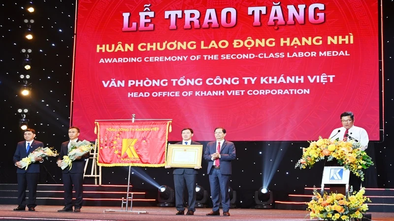 Thừa ủy nhiệm của Chủ tịch nước, ông Nguyễn Tấn Tuân, Chủ tịch Ủy ban nhân dân tỉnh Khánh Hòa trao Huân chương Lao động hạng Nhì cho Văn phòng Tổng Công ty Khánh Việt.
