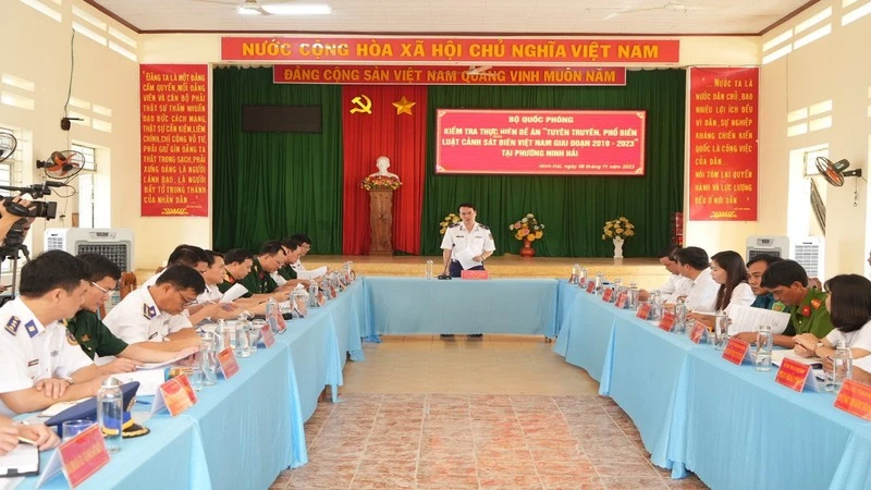 Kiểm tra kết quả thực hiện Đề án “Tuyên truyền, phổ biến Luật Cảnh sát biển Việt Nam giai đoạn 2019-2023” tại phường Ninh Hải, thị xã Ninh Hòa, (Ảnh NGỌC HÒA)