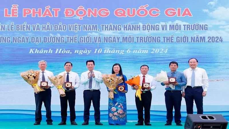 Lãnh đạo Bộ Tài nguyên và Môi trường trao biểu trưng của ngành tài nguyên và môi trường tặng đại diện các đơn vị có đóng góp tích cực trong công tác bảo vệ môi trường. 