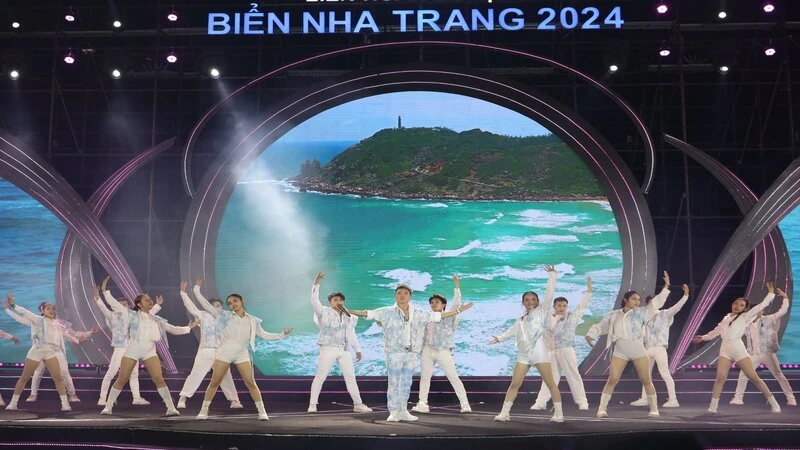Một tiết mục trong Lễ Khai mạc Liên hoan du lịch biển Nha Trang lần thứ 2, năm 2024. (Ảnh: NGỌC HÒA)