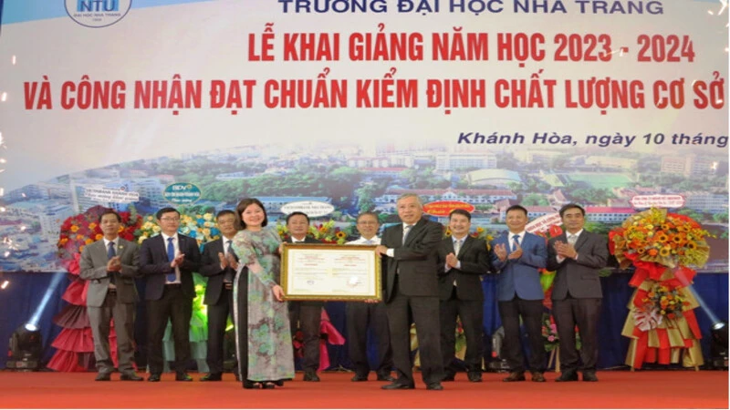 Trường đại học Nha Trang nhận chứng nhận đạt chuẩn kiểm định chất lượng cơ sở giáo dục năm 2023. (Ảnh NGỌC BÍCH)