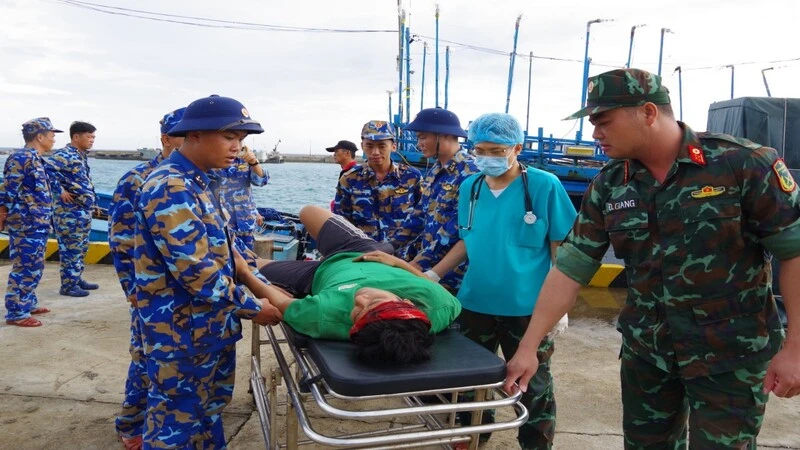 Cán bộ, chiến sĩ đảo Trường Sa đưa bệnh nhân Mai Anh Tuấn vào đảo cấp cứu. (Ảnh: CTV HQ)