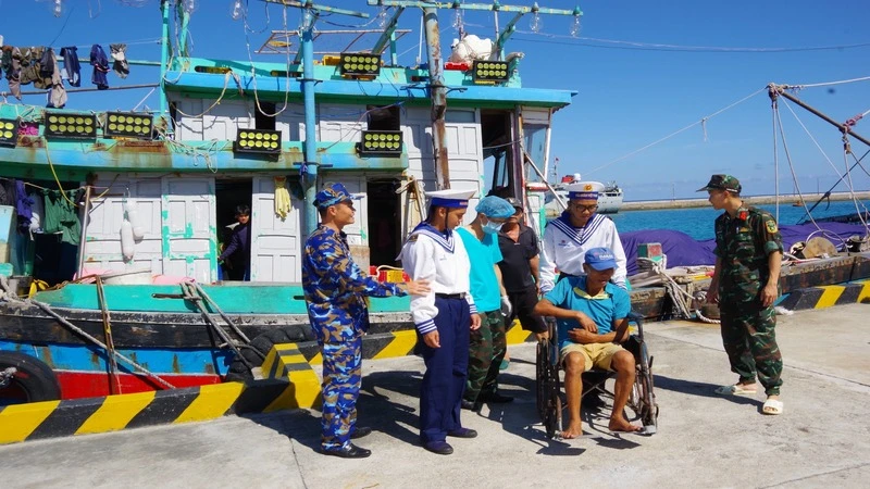 Cán bộ, chiến sĩ đảo Trường Sa đưa ngư dân Võ Văn Hiệp về sơ cứu tại Trung tâm Y tế Trường Sa. (Ảnh: CTV) 