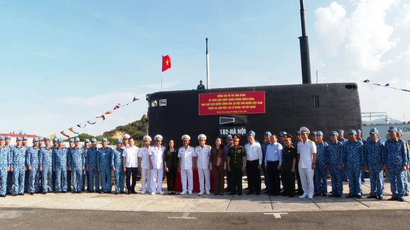 Phó Chủ tịch nước Võ Thị Ánh Xuân thăm Lữ đoàn 189, Quân chủng Hải quân. (Ảnh: CTV HQ) 