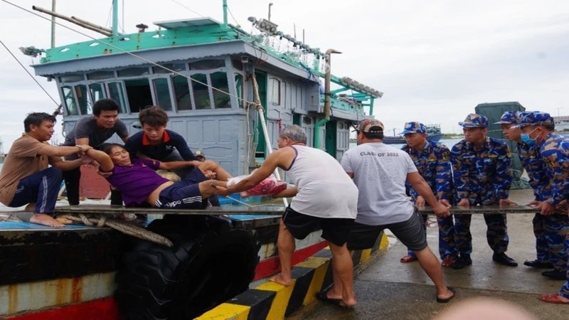 Cán bộ, chiến sĩ đảo Trường Sa đưa bệnh nhân từ tàu vào Trung tâm y tế Trường Sa. (Ảnh: CTV HQ) 