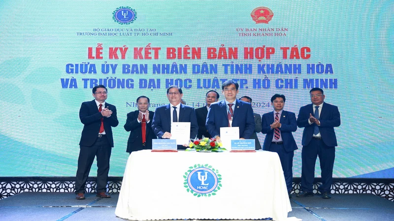 Trường Đại học Luật thành phố Hồ Chí Minh và Ủy ban Nhân dân tỉnh Khánh Hòa ký kết biên bản hợp tác phát triển. (Ảnh: AN NGUYỄN)