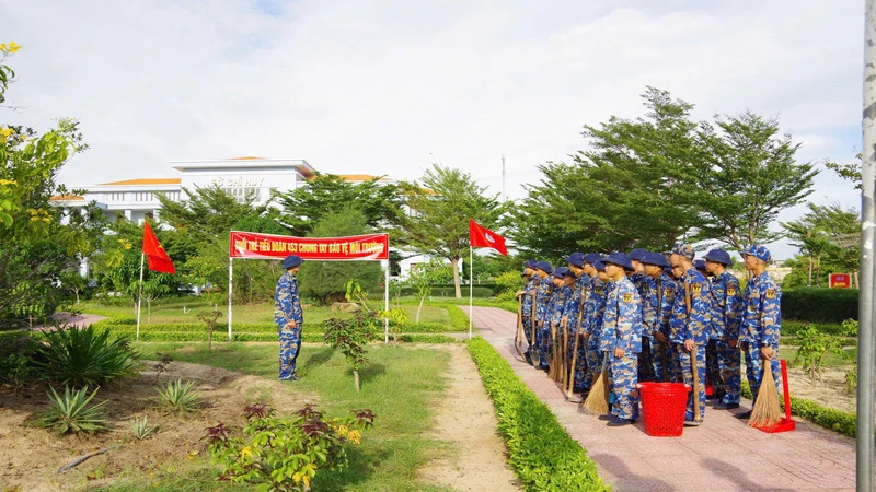 Chi đội Kiểm ngư số 4 tổ chức hoạt động “Ngày thứ 7 tình nguyện” tại Cam Ranh, Khánh Hòa. (Ảnh: NGUYỄN NAM)