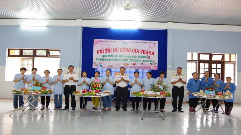 Lãnh đạo Lữ đoàn 146 chấm cỗ Nữ công gia chánh. (Ảnh: CTV HQ)