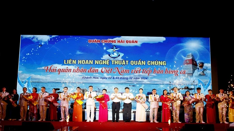 Ban Tổ chức tặng hoa chúc mừng các đội nghệ thuật tham gia liên hoan. (Ảnh: CTV HQ)