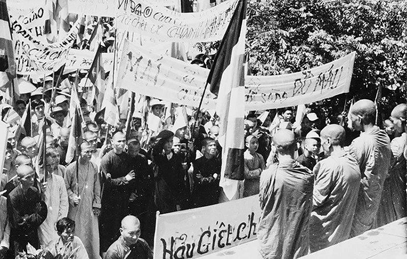 Mít-tinh biểu tình chống Mỹ-Diệm tại chùa Từ Đàm, tháng 5/1963. Ảnh: Tư liệu