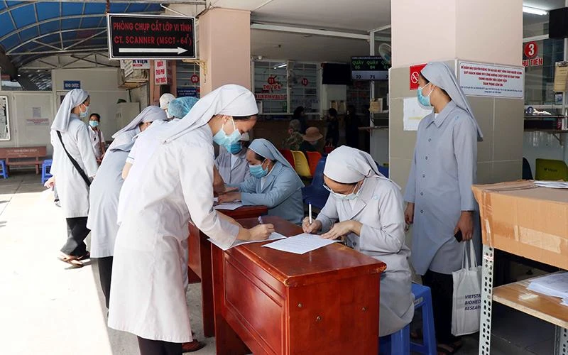 Các nữ tu Công giáo tham gia hỗ trợ lực lượng tuyến đầu chống dịch tại Bệnh viện Quận 11.