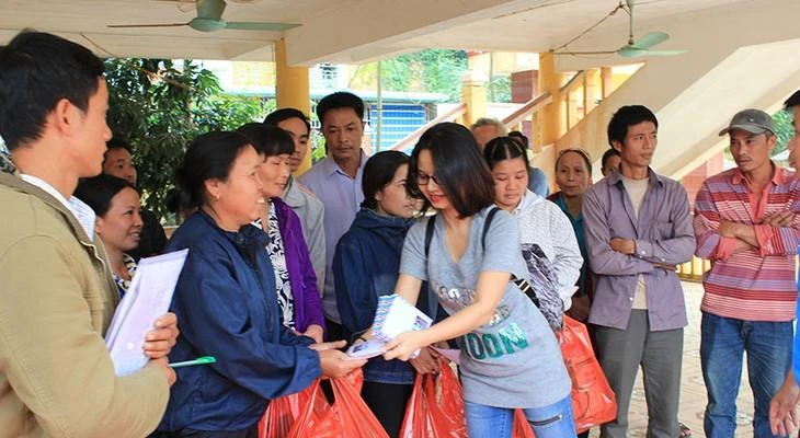 Bà Nguyễn Thúy Hà, Trưởng Ban liên lạc cộng đồng người Việt Nam tại Singapore trao 51 suất quà cho các hộ bị ảnh hưởng do lũ tại xã Vầy Nưa, huyện Đà Bắc, tỉnh Hòa Bình. Ảnh: Hoàng Hướng