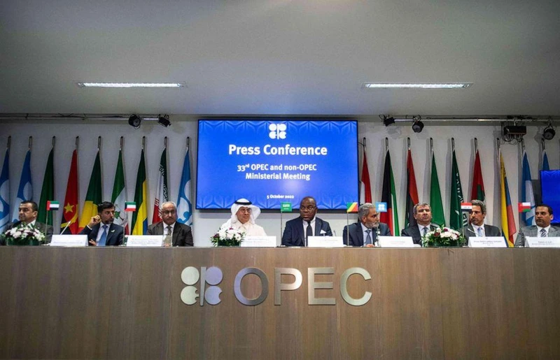 OPEC+ kiên quyết cắt giảm mạnh sản lượng.