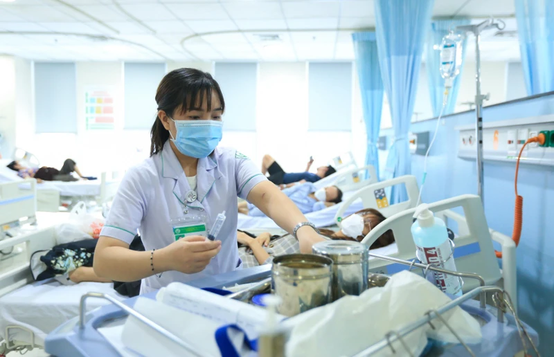 Nhân viên y tế chăm sóc bệnh nhân tại Bệnh viện Quân y 175 (TP Hồ Chí Minh). Ảnh: Nguyễn Vũ Nhật Thịnh