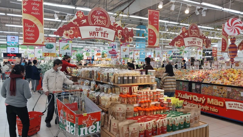 Tại Hà Nội, nhiều người dân đã đến Trung tâm thương mại Big C Thăng Long chọn mua bánh kẹo Tết. 