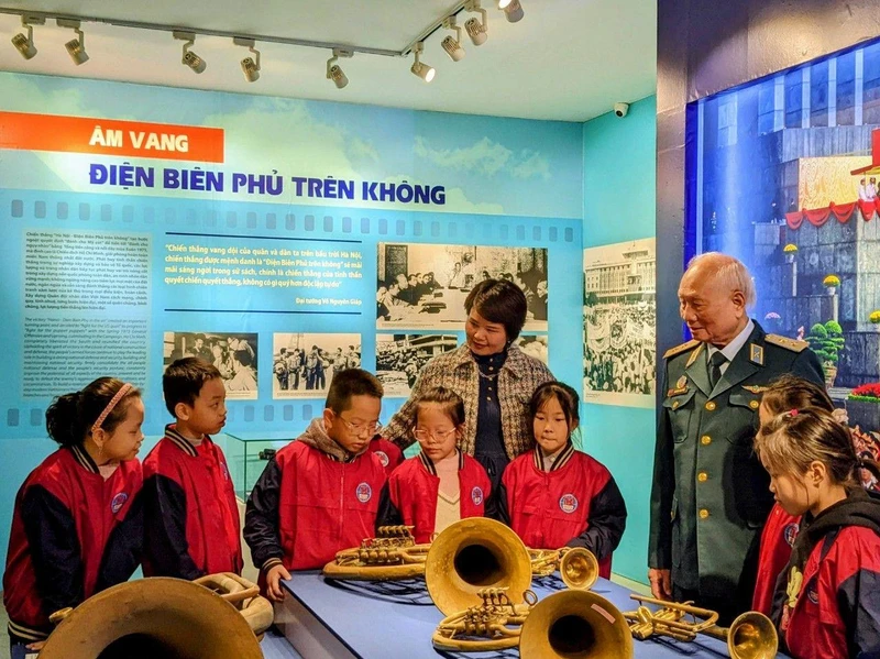 Trung tướng Nguyễn Văn Phiệt trò chuyện với học sinh Trường tiểu học Phương Mai tại Bảo tàng Lịch sử Quân sự Việt Nam. Ảnh: ĐÔNG PHONG