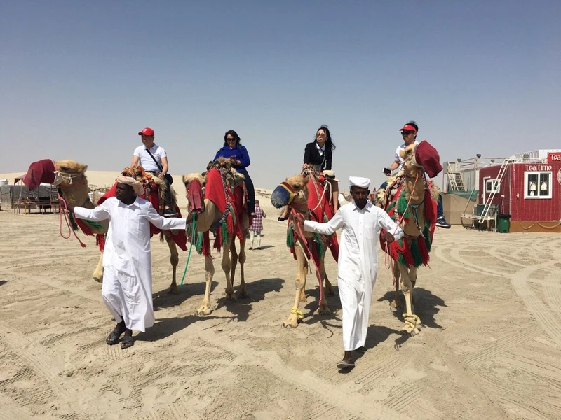 Du khách Việt trải nghiệm cưỡi lạc đà trên sa mạc biển Mesaieed (Qatar).