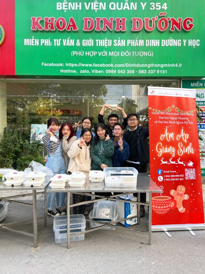 Nhóm sáng lập Food Town tổ chức chương trình Ấm áp Giáng sinh, năm 2022 tại Bệnh viện Quân y 354, Hà Nội.