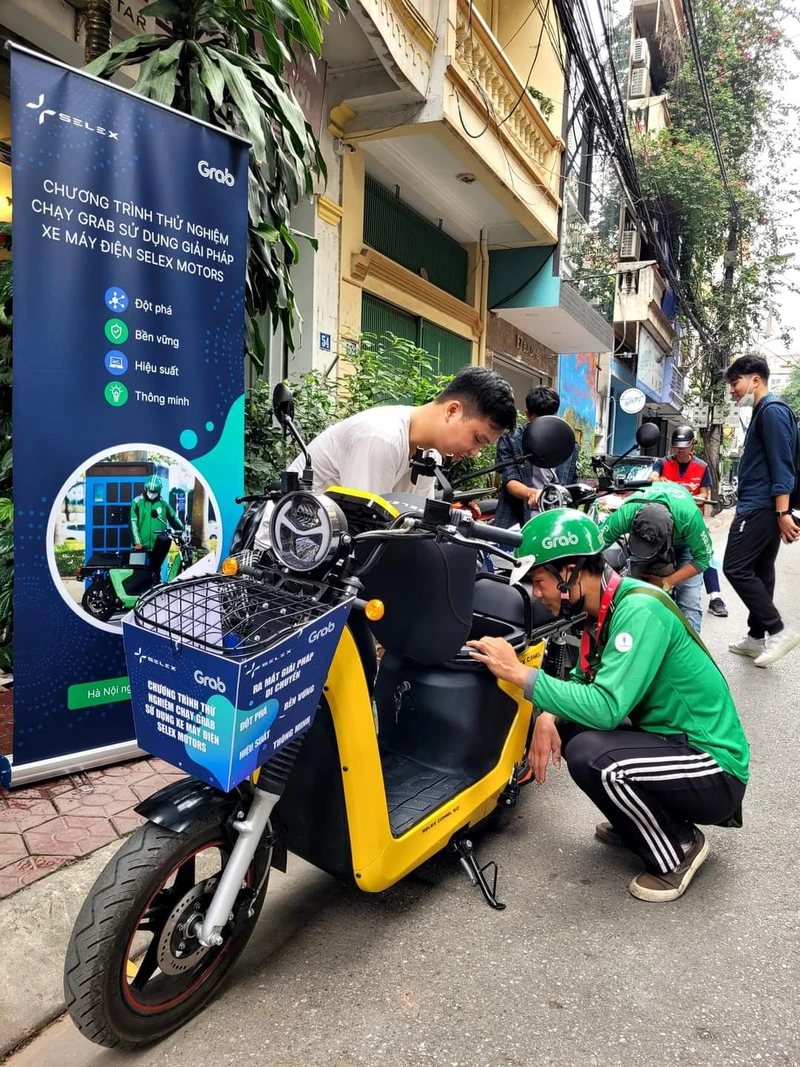 Việc sử dụng xe điện trong hoạt động vận chuyển hàng hóa sẽ góp phần bảo vệ môi trường. Ảnh: PHÙNG NGUYÊN