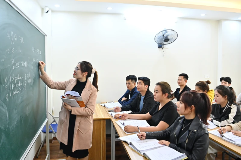 Nâng cao kỹ năng mềm, ngoại ngữ sẽ giúp học viên tự tin hơn khi đi làm việc. Ảnh: Thủy Nguyên