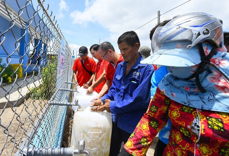 Công trình đưa nước sạch đến người dân vùng hạn mặn ở huyện Tân Phú Đông, tỉnh Tiền Giang. Ảnh: NGÔ TÙNG