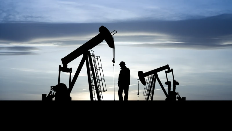 Giá dầu Brent và dầu WTI tăng mạnh sau quyết định cắt giảm sản lượng bổ sung của OPEC+.