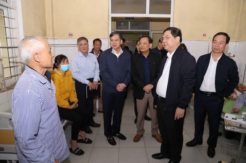 Đồng chí Phạm Gia Túc (thứ hai, từ phải sang) kiểm tra thực tế tại Trung tâm Y tế huyện Vụ Bản (tỉnh Nam Định). 