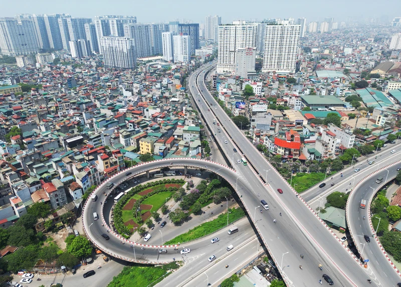 Những công trình và tuyến đường giao thông mới góp phần vào sự phát triển của Thủ đô Hà Nội. Ảnh: Mỹ Hà