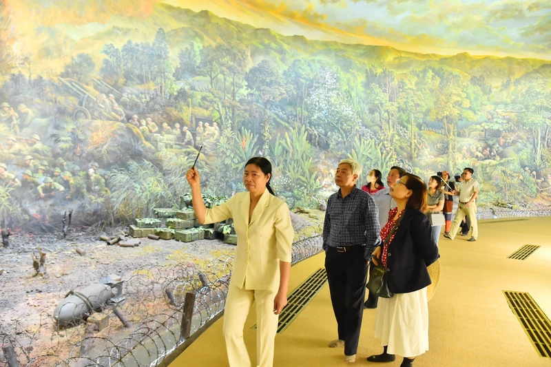 Tại Bảo tàng Chiến thắng Điện Biên Phủ, du khách tham quan bức tranh toàn cảnh (panorama) tái hiện Chiến dịch Điện Biên Phủ. Ảnh: MỸ HÀ