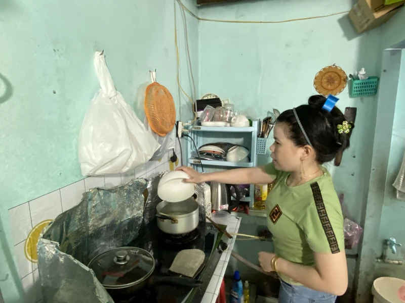 Thu nhập eo hẹp, chị Nguyễn Thị Thanh Vân chỉ dám lựa chọn các loại thực phẩm giá rẻ cho bữa cơm gia đình.