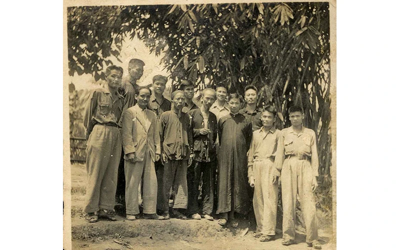 Đoàn đại biểu nhân dân Việt Nam đi thăm Trung Quốc và Triều Tiên chụp ảnh cùng Bác Hồ trước khi khởi hành (tháng 7/1951).